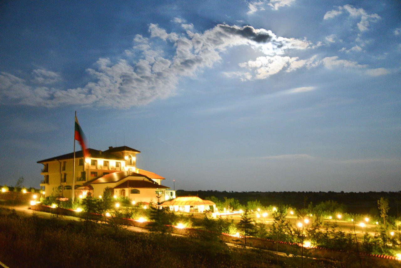 Chateau-Hotel Trendafiloff -B&B Chirpan Экстерьер фото